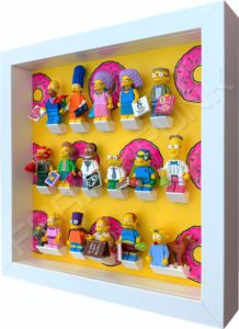 FRAME PUNK display frame compatible with LEGO Simpsons minifigures series 1&2 (white) with series 2 minifigures, side view