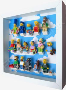 FRAME PUNK display frame compatible with LEGO The Simpsons Minifigures Series 1 & 2 - Clouds (white) with Series 1 minifigures. Side view