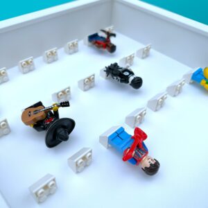 FRAMEPUNK white background display for 21 Lego minifigures, white frame, white bricks, depth view, showing minifigures