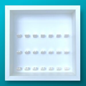LEGO minifigures display case compatible with 21 standard minifigs, white background and white mounts (white)