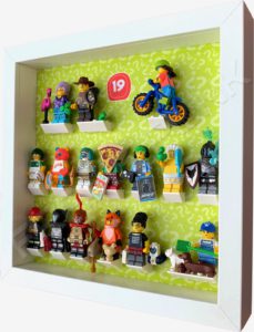 FRAME PUNK display frame compatible with LEGO Minifigures Series 19 with minifigures Side view