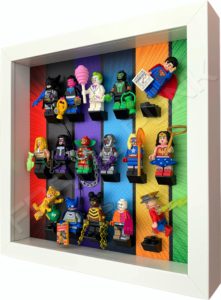 FRAME PUNK display frame compatible with LEGO DC minifigures series (white) with minifigures in fun formation, side view
