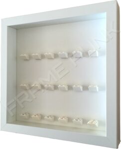 FRAME PUNK All white display frame compatible with LEGO Disney minifigures series 1 side view