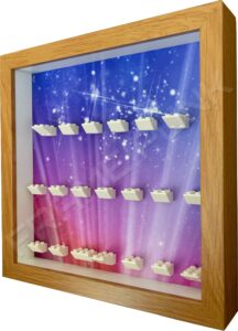 FRAMEPUNK display compatible with LEGO MOVIE 2 minifigures series (Oak) Side view