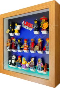 FRAMEPUNK display compatible with LEGO MOVIE minifigures series (Oak) with minifigures - Side view