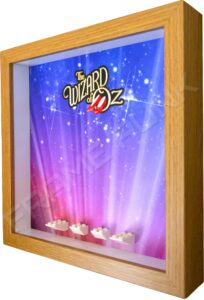 FRAMEPUNK display compatible with LEGO Wizard of Oz minifigures (Oak) Side view