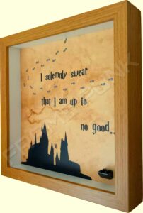 FRAMEPUNK display compatible with single LEGO Harry Potter minifigure (Oak) Side view