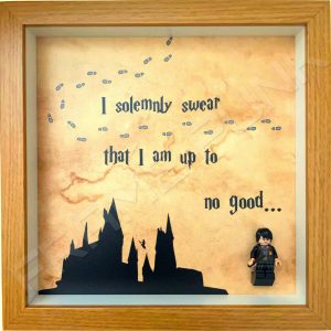FRAMEPUNK display compatible with single LEGO Harry Potter minifigure (Oak) with minifigure