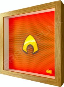 FRAMEPUNK superhero display compatible with single LEGO Aquaman minifigure (Oak) Side view