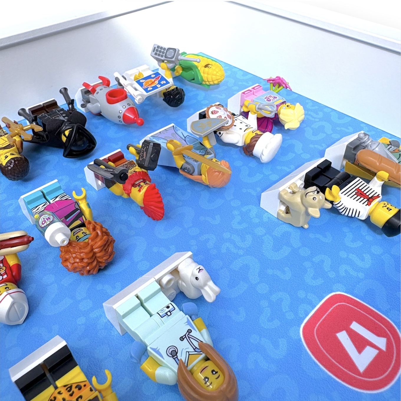 FRAMEPUNK LEGO Minifigures Series 17 Display with minifigures, depth view, White Frame