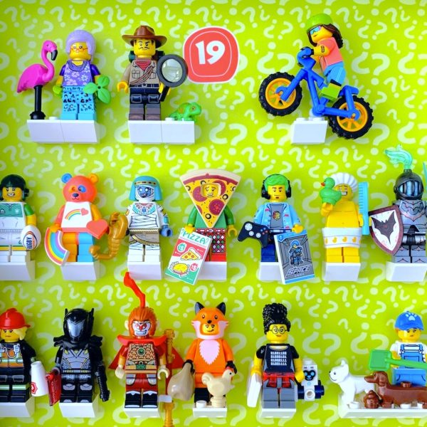 FRAMEPUNK LEGO Minifigures Series 19 Display with minifigures lineup