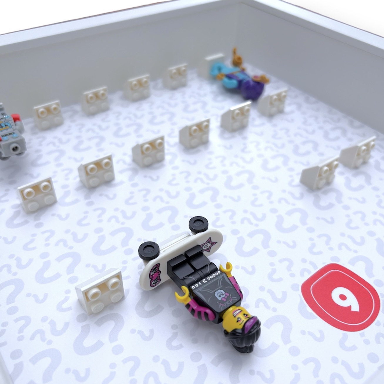 FRAMEPUNK LEGO Minifigures Series 6 Display with minifigures, depth view, White Frame